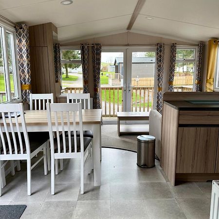 The Trout Van - Beautiful, Luxury Static Caravan Аберлор Екстериор снимка