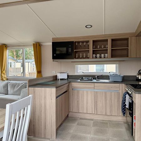 The Trout Van - Beautiful, Luxury Static Caravan Аберлор Екстериор снимка