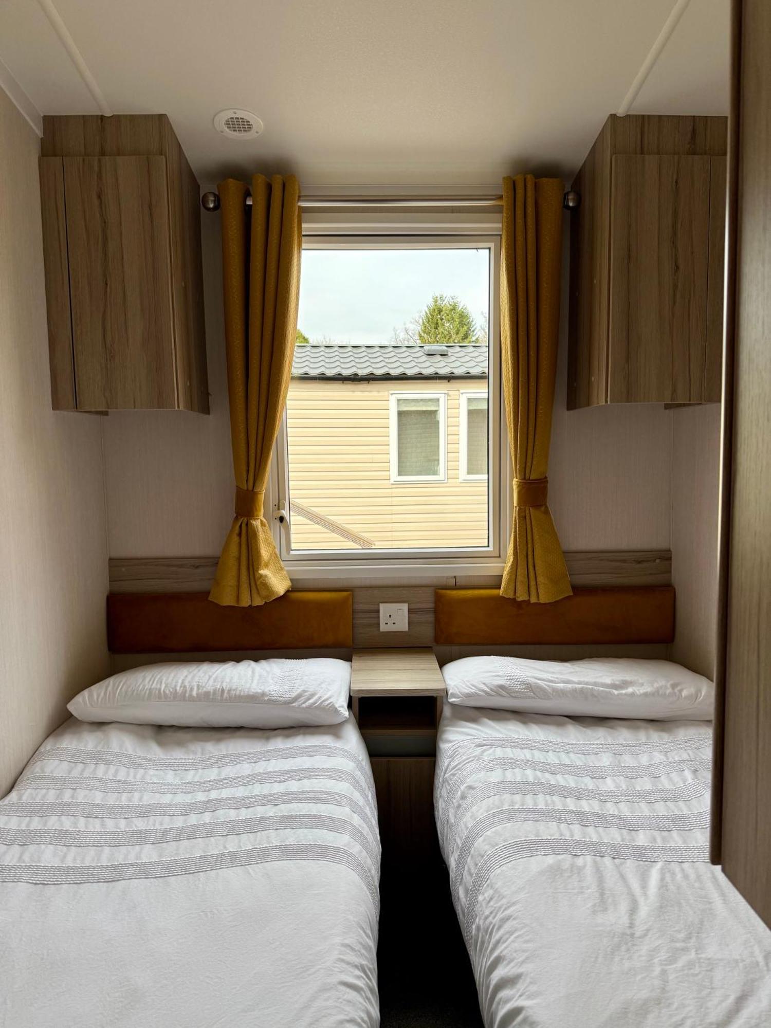 The Trout Van - Beautiful, Luxury Static Caravan Аберлор Екстериор снимка